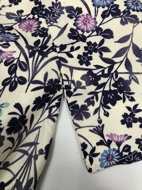 白地に草花模様