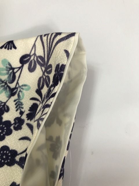 白地に草花模様