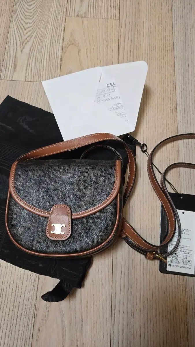 セリーヌ トリオンフ ミニ ベサチェ