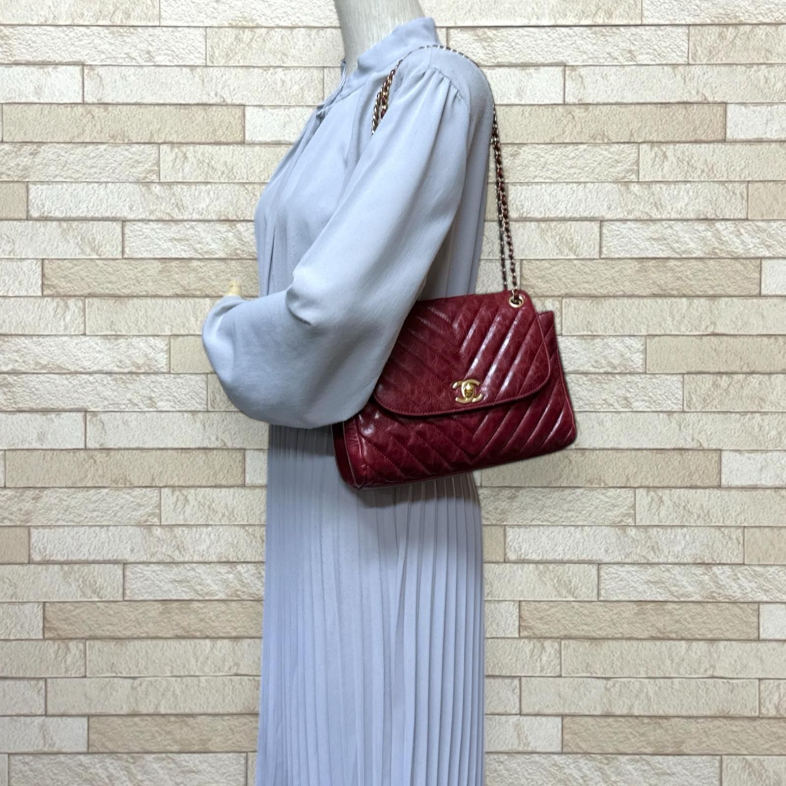 シャネル Vステッチ ショルダーバッグ レザー レッド レディース
