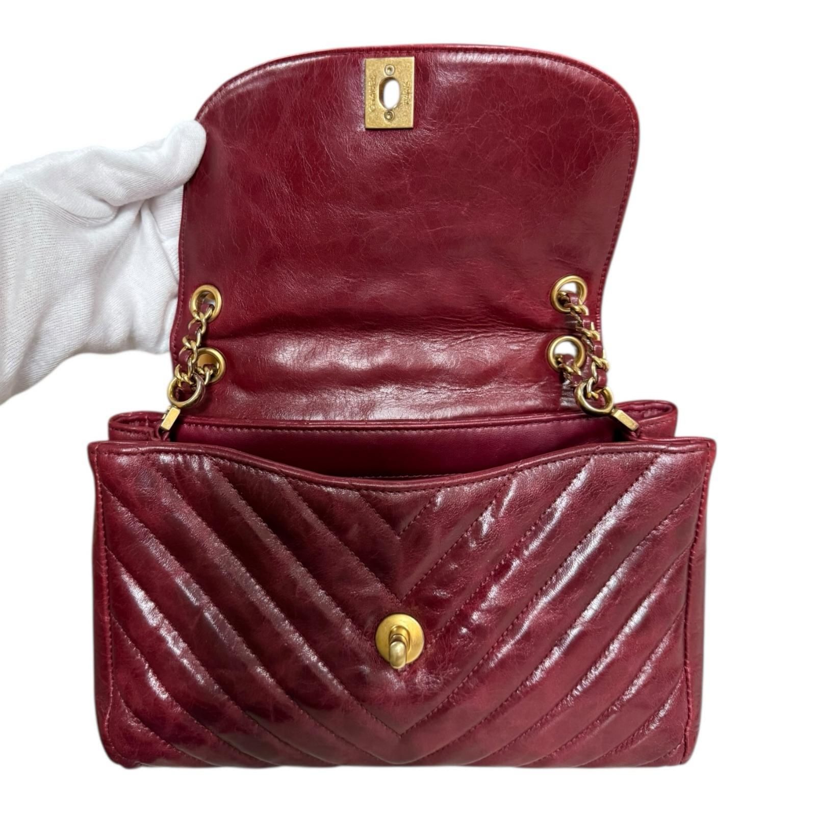 シャネル Vステッチ ショルダーバッグ レザー レッド レディース