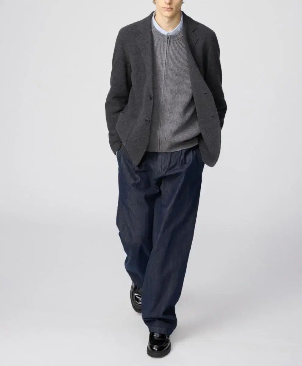 ユニクロ タック ストレート パンツ