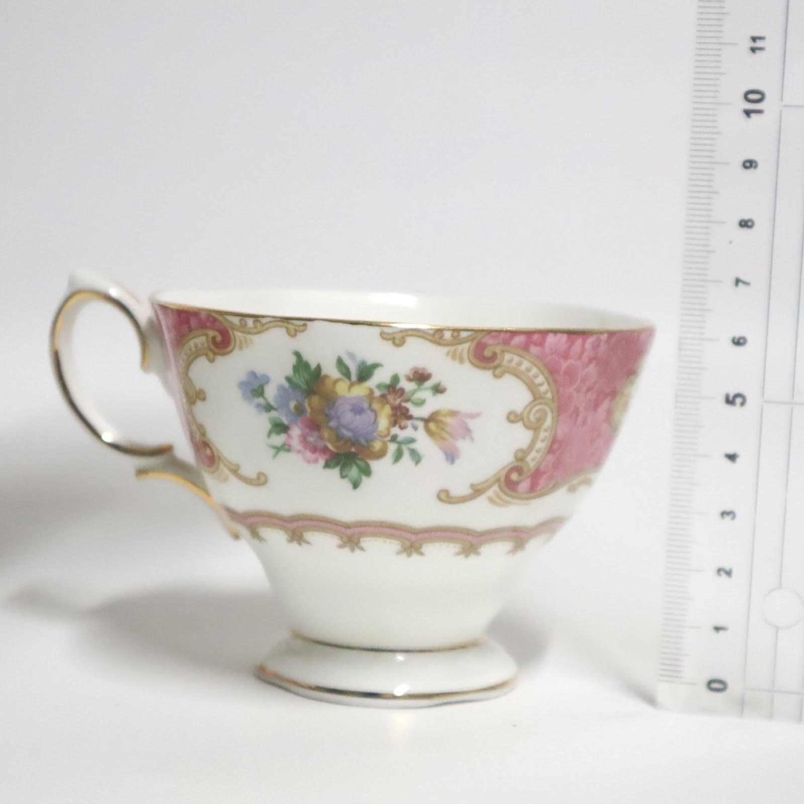 ロイヤルアルバート　レディカーライル　ティーセット ロイヤルアルバート レディカーライル ピンクとフリル柄がきれいな