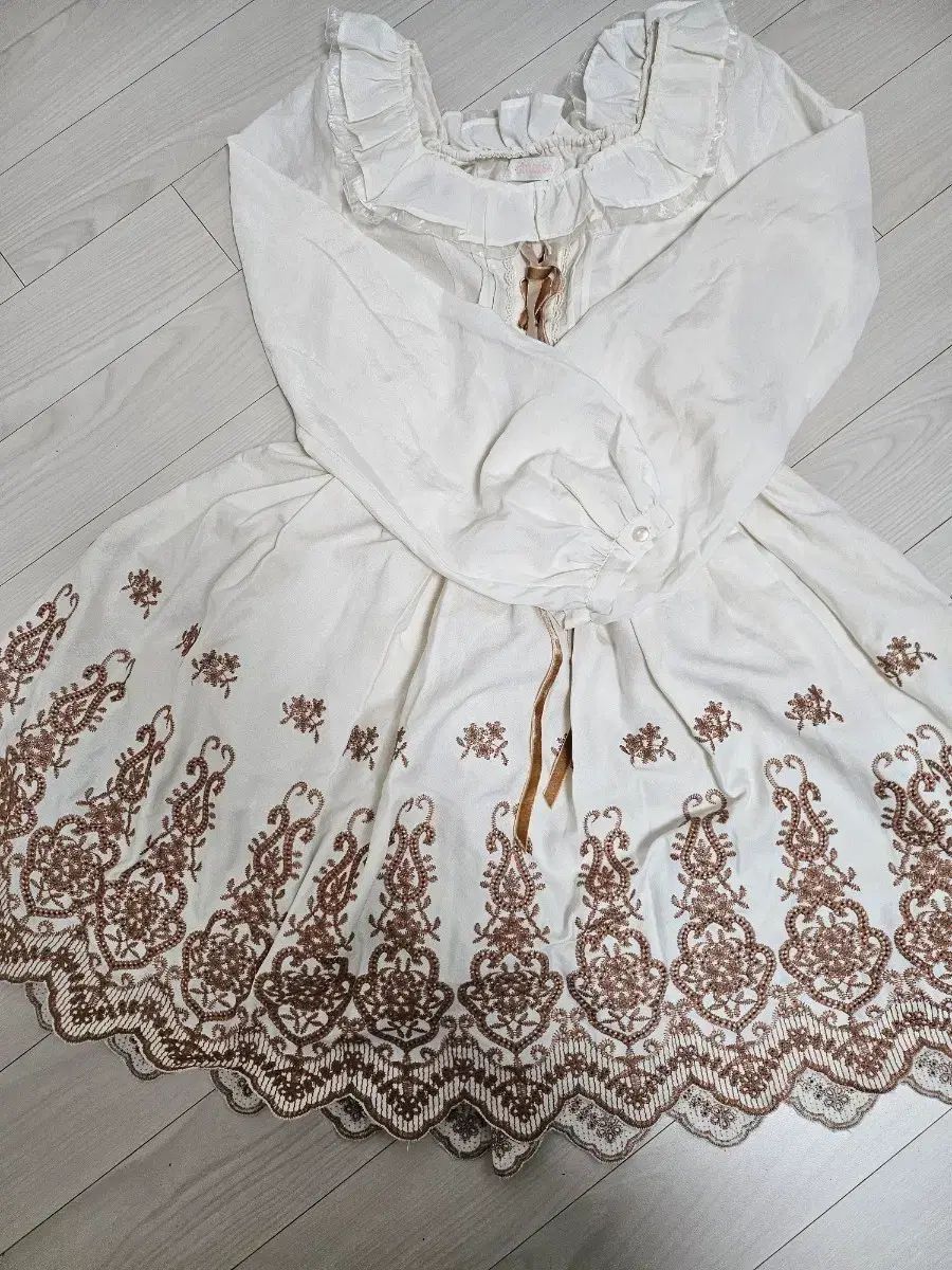 リズリサ ラテギャル 刺繍 ワンピース