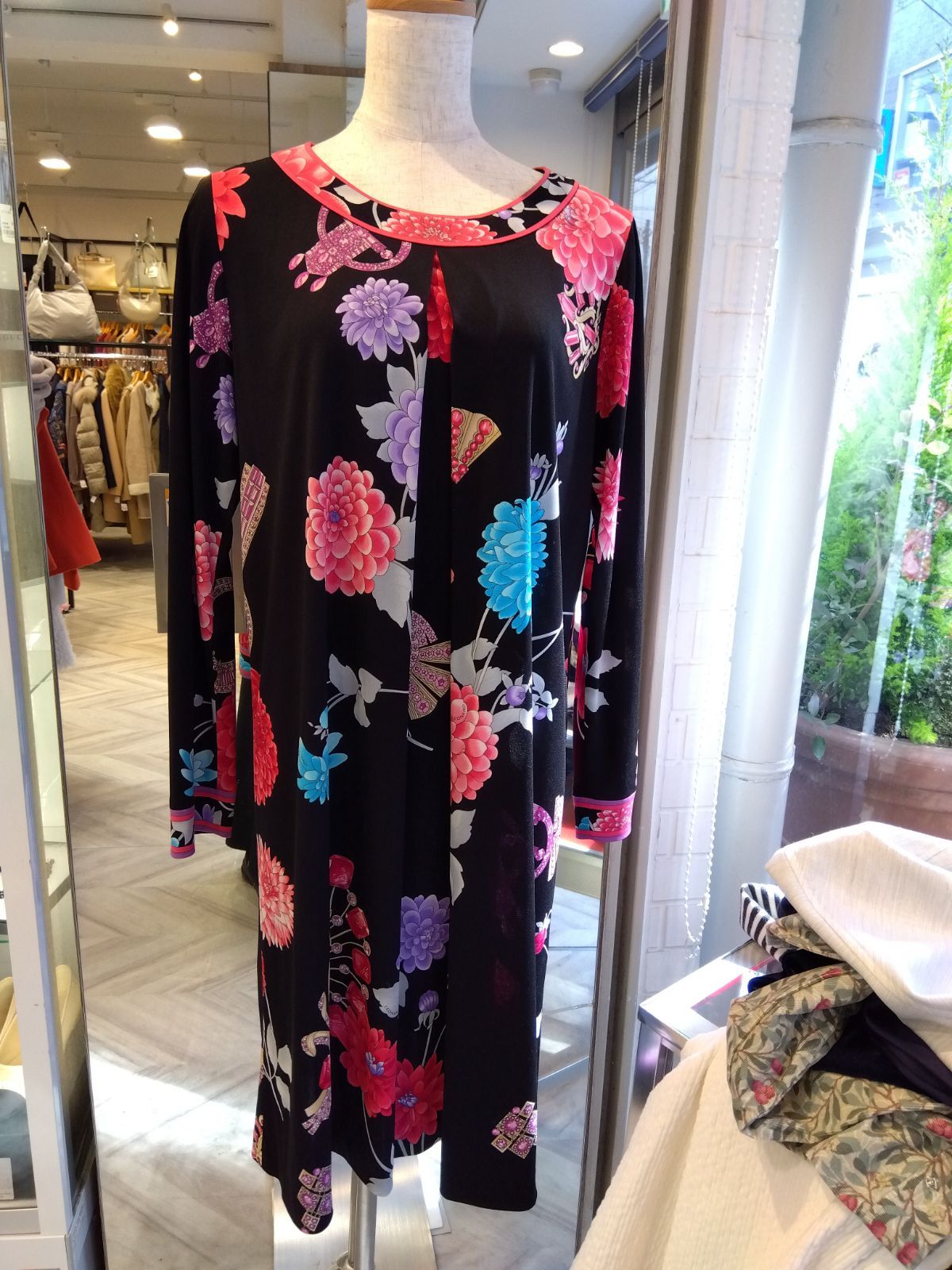 M 08 レオナール LEONARD ワンピース 訳アリ 大きいサイズ ゆったり エレガント ダリア 芍薬 花柄