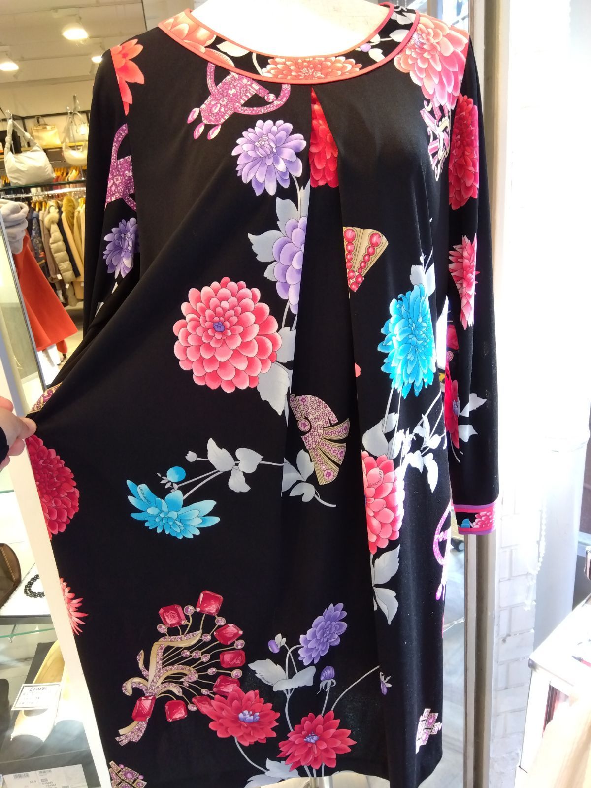 M 08 レオナール LEONARD ワンピース 訳アリ 大きいサイズ ゆったり エレガント ダリア 芍薬 花柄