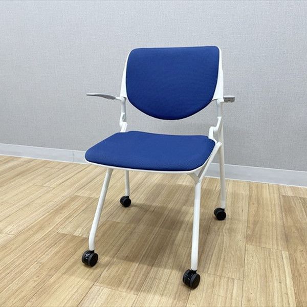 オカムラ スタッキングチェア 肘付 ルナ 背パッド付 キャスター付 会議椅子 ブルー