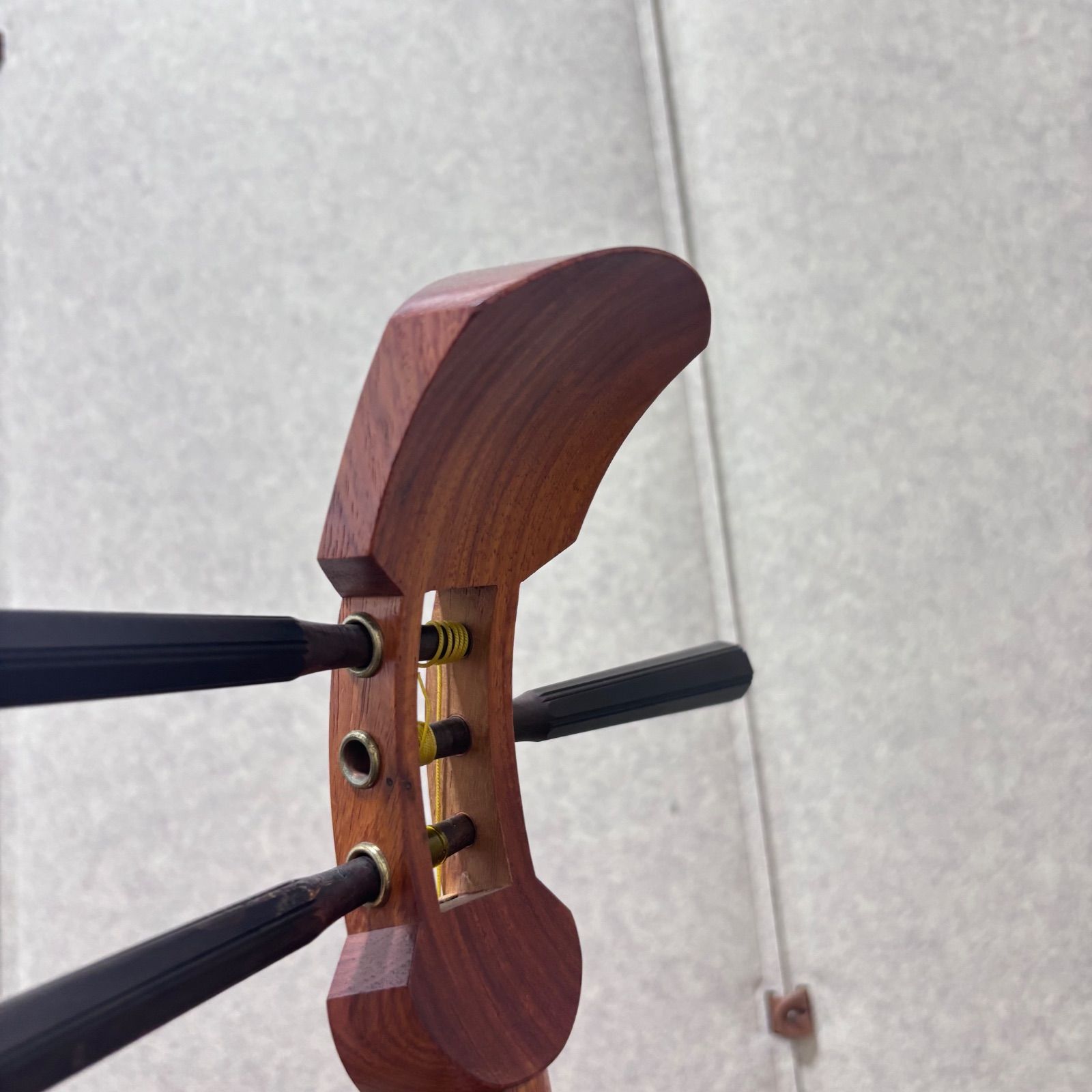 三味線 細棹 丸打胴 動物皮 ハードケース・撥・駒付き 和楽器 皮やぶれなし 三味線 細棹 丸打胴 動物皮 ハードケース・撥・駒付き 和楽器 皮