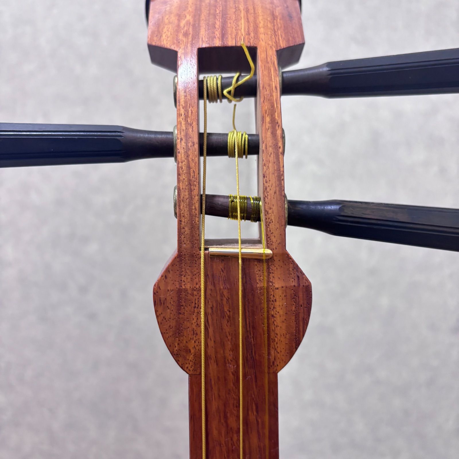 □【綺麗】三味線 花梨 丸打胴 人工皮 ハードケース付 - メルカリ