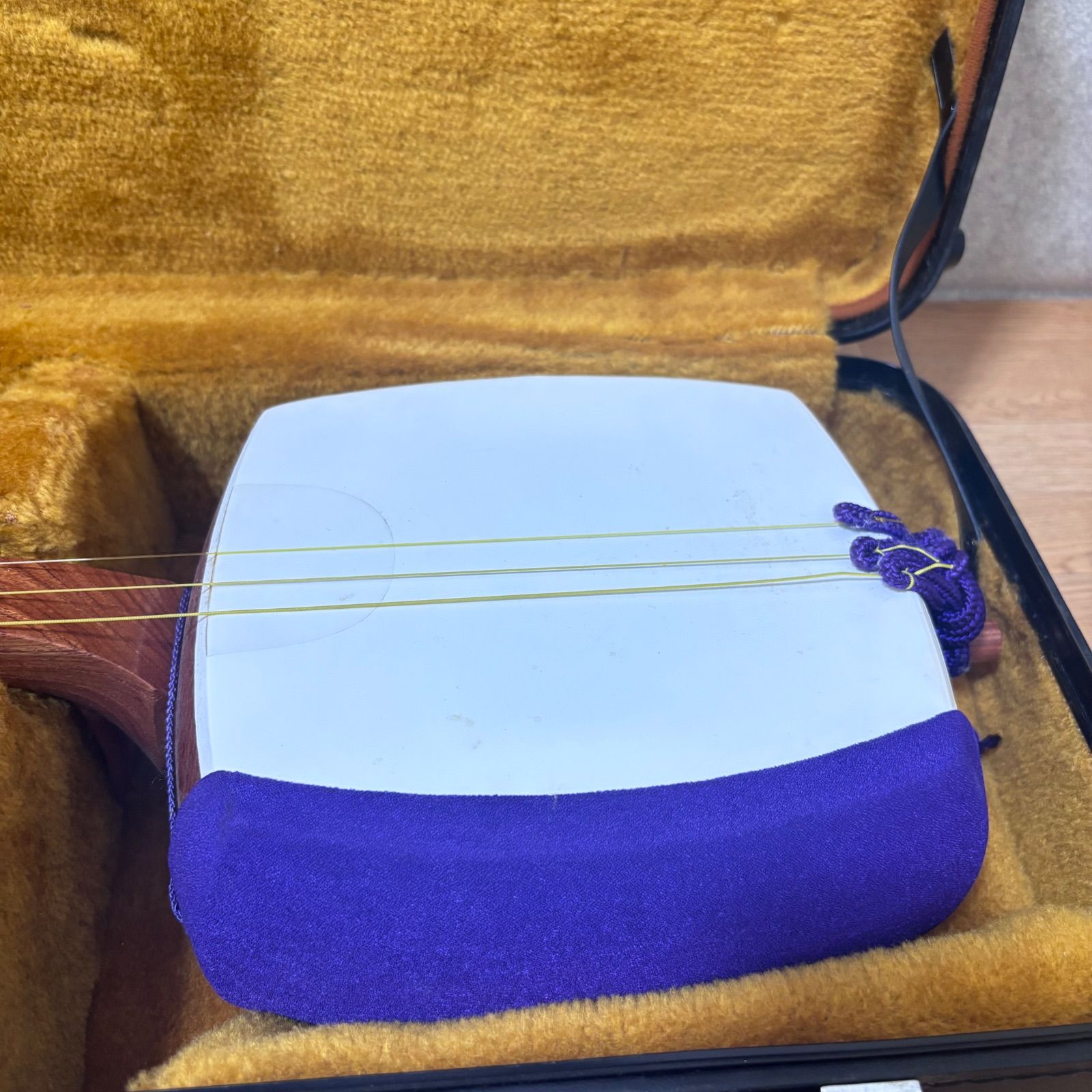□【綺麗】三味線 花梨 丸打胴 人工皮 ハードケース付 - メルカリ □【綺麗】三味線 花梨 丸打胴 人工皮 ハードケース付 - メルカリ