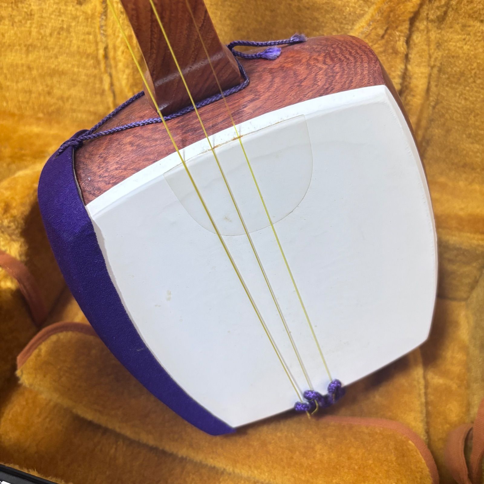 □【綺麗】三味線 花梨 丸打胴 人工皮 ハードケース付 - メルカリ □【綺麗】三味線 花梨 丸打胴 人工皮 ハードケース付 - メルカリ