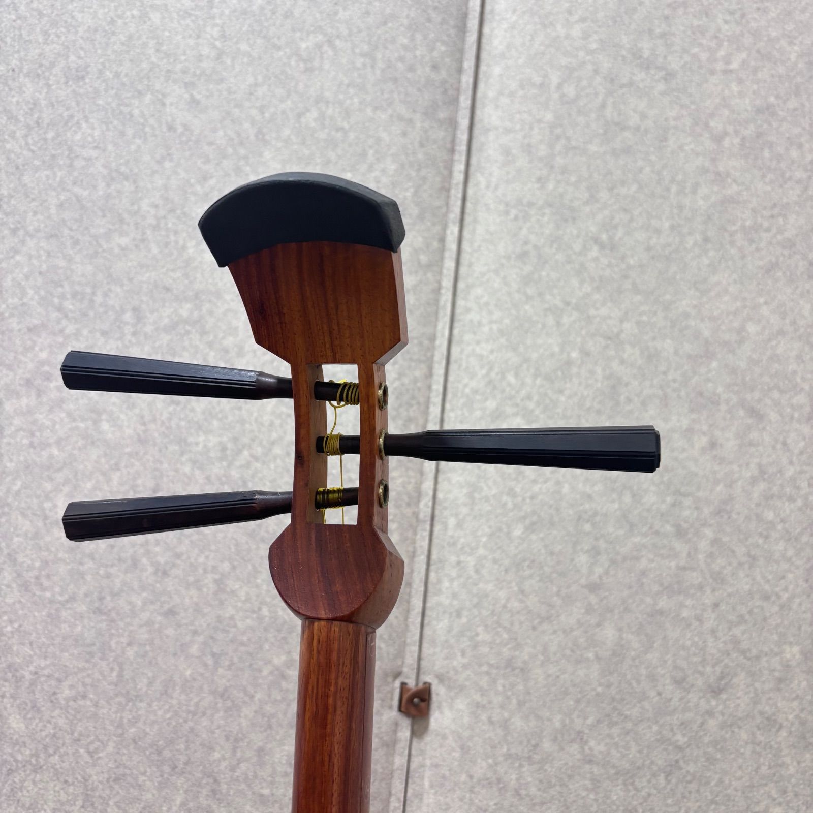 □【綺麗】三味線 花梨 丸打胴 人工皮 ハードケース付 - メルカリ