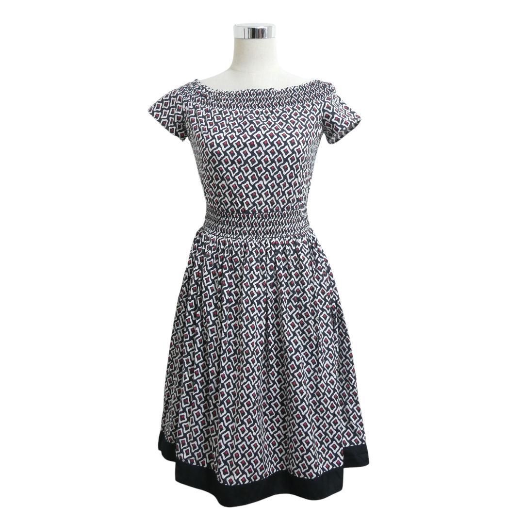 PRADA 近年モデル✨ フレアワンピース スクエア 総柄 幾何学 ストレッチ PRADA 近年モデル✨ フレアワンピース スクエア 総柄 幾何学 ストレッチ