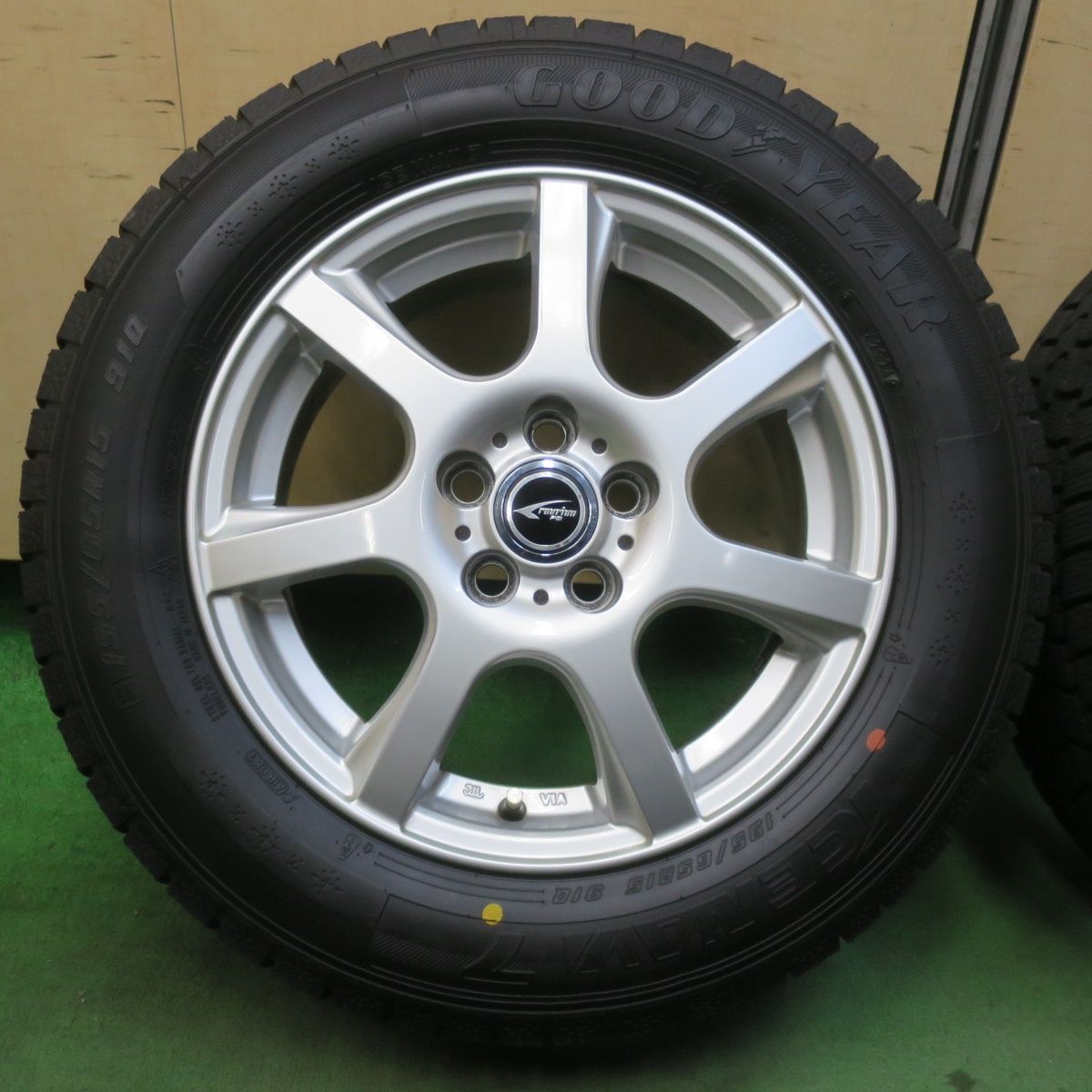 バリ溝 24年 キレイ ほぼ10分 プリウス 等 195 65 R 15 スタッドレス グッドイヤー アイスナビ7 ravrion P 3 ラブリオン 15インチ PCD 100 5 H 5122705イス