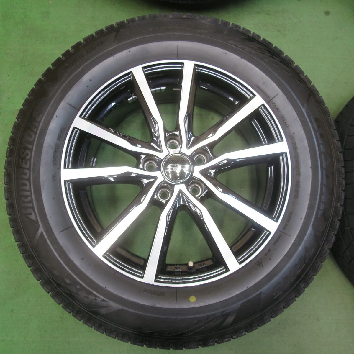  バリ溝 22年 9 5分 スタッドレス 225 65 R 17 ブリヂストン ブリザック VRX 3 ストレンジャー 17インチ PCD 114 5 H 5122709イス 17インチ タイヤ ホイールセット