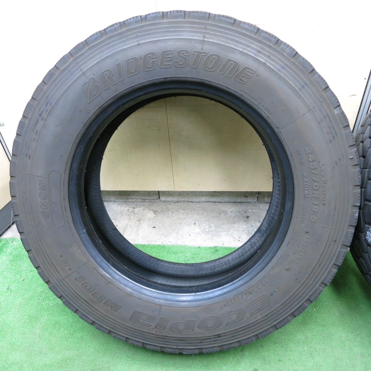 トラック タイヤ