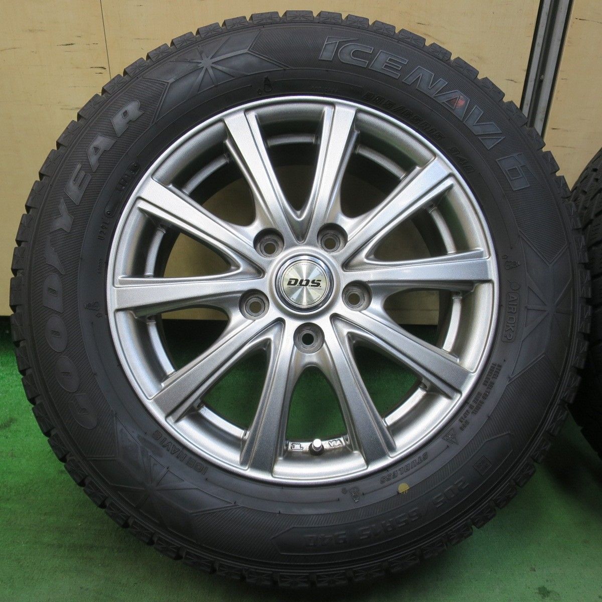 キレイ スタッドレス 205 65 R 15 グッドイヤー アイスナビ6 D O S DOS 15インチ PCD 114 3 5 H 5122305イス