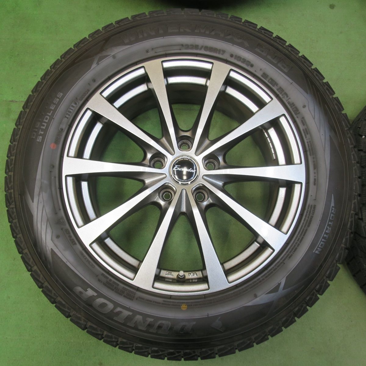 バリ溝 キレイ 9分 スタッドレス 225 65 R 17 ダンロップ ウインターマックス SJ 8 Exceeder エクシーダー 17インチ PCD 114 3 5 H 5122710イス 高速走行安定 スポーティなデザイン