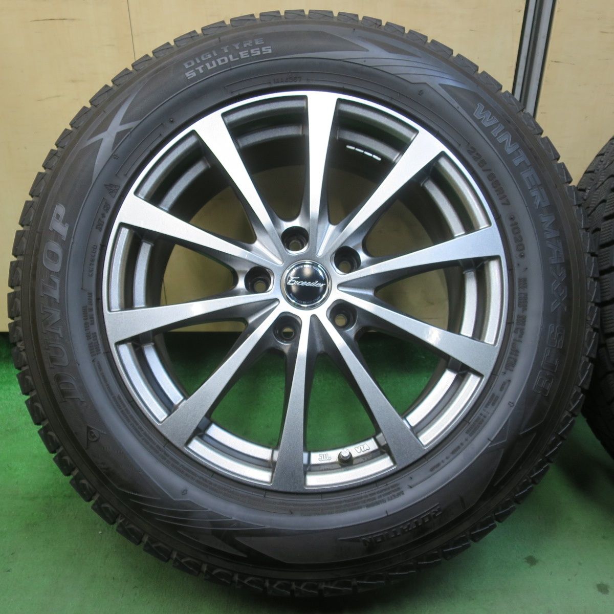 バリ溝 キレイ 9分 スタッドレス 225 65 R 17 ダンロップ ウインターマックス SJ 8 Exceeder エクシーダー 17インチ PCD 114 3 5 H 5122710イス