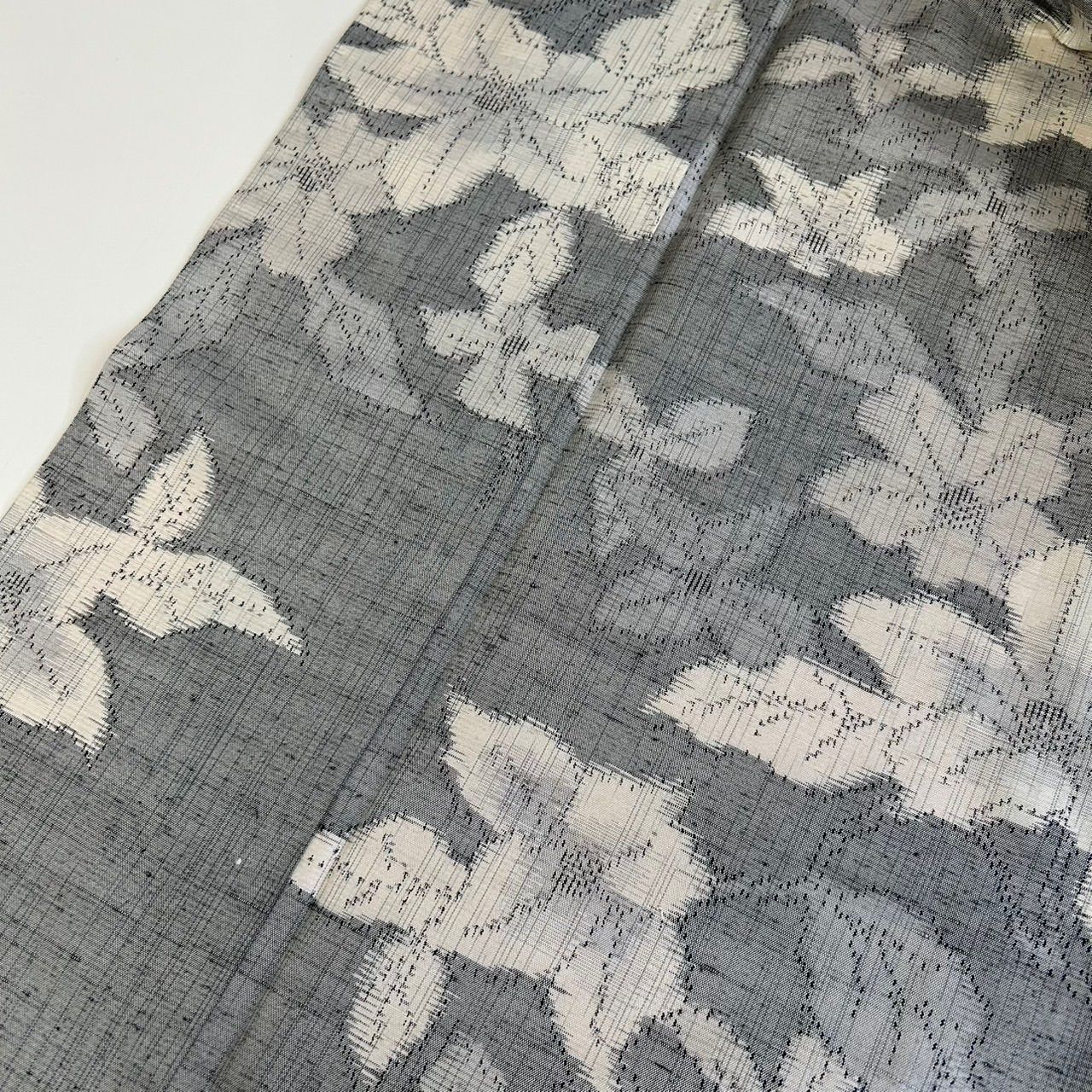 【トールサイズ＊美品】十日町紬 　グレー　白　段紋　花柄　正絹 十日町紬 花柄の素敵な絣柄 グレー地 正絹 着物 MK-2681 - メルカリ