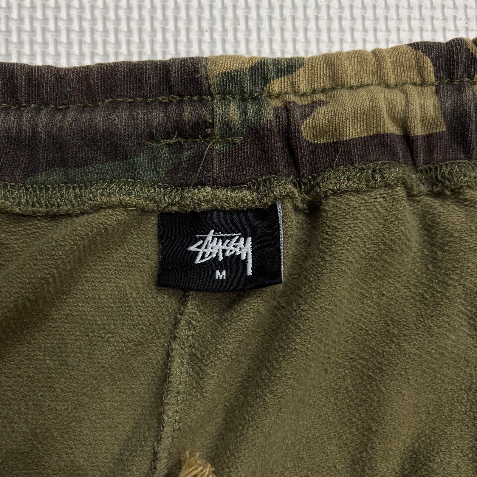 STUSSY スウェットパンツ カモフラ柄 カーキ系 M - メルカリ