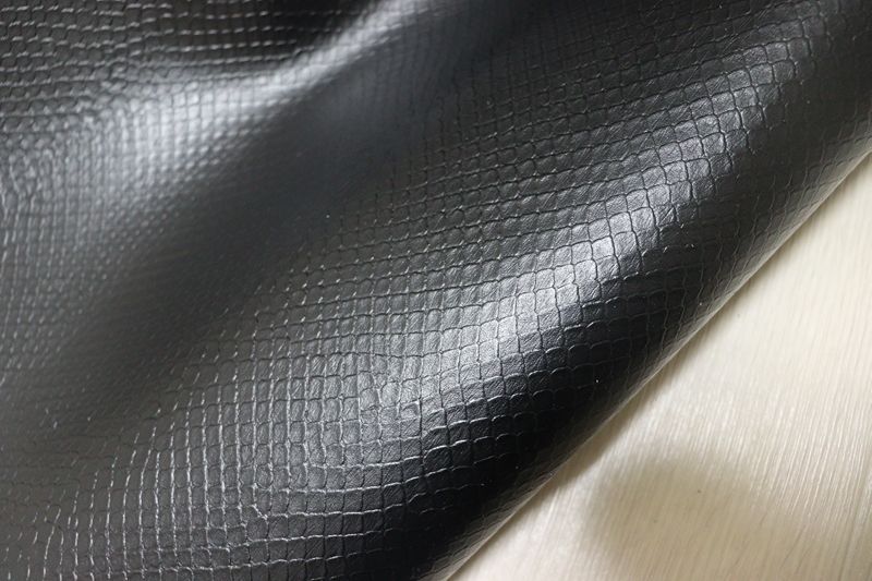 ブラック 220 ds クロム革 牛革 国産 レザー スネーク型押し はぎれ 一枚革 レザークラフト 革 皮 本革 diy 生地 材料