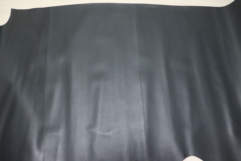 ダークグレー 245 ds クロム革 牛革 国産 レザー ブロック型押し はぎれ 一枚革 レザークラフト 革 皮 本革 diy 生地 材料