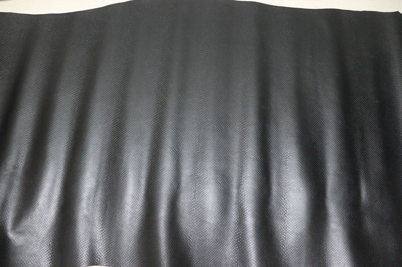 ブラック 220 ds クロム革 牛革 国産 レザー スネーク型押し はぎれ 一枚革 レザークラフト 革 皮 本革 diy 生地 材料