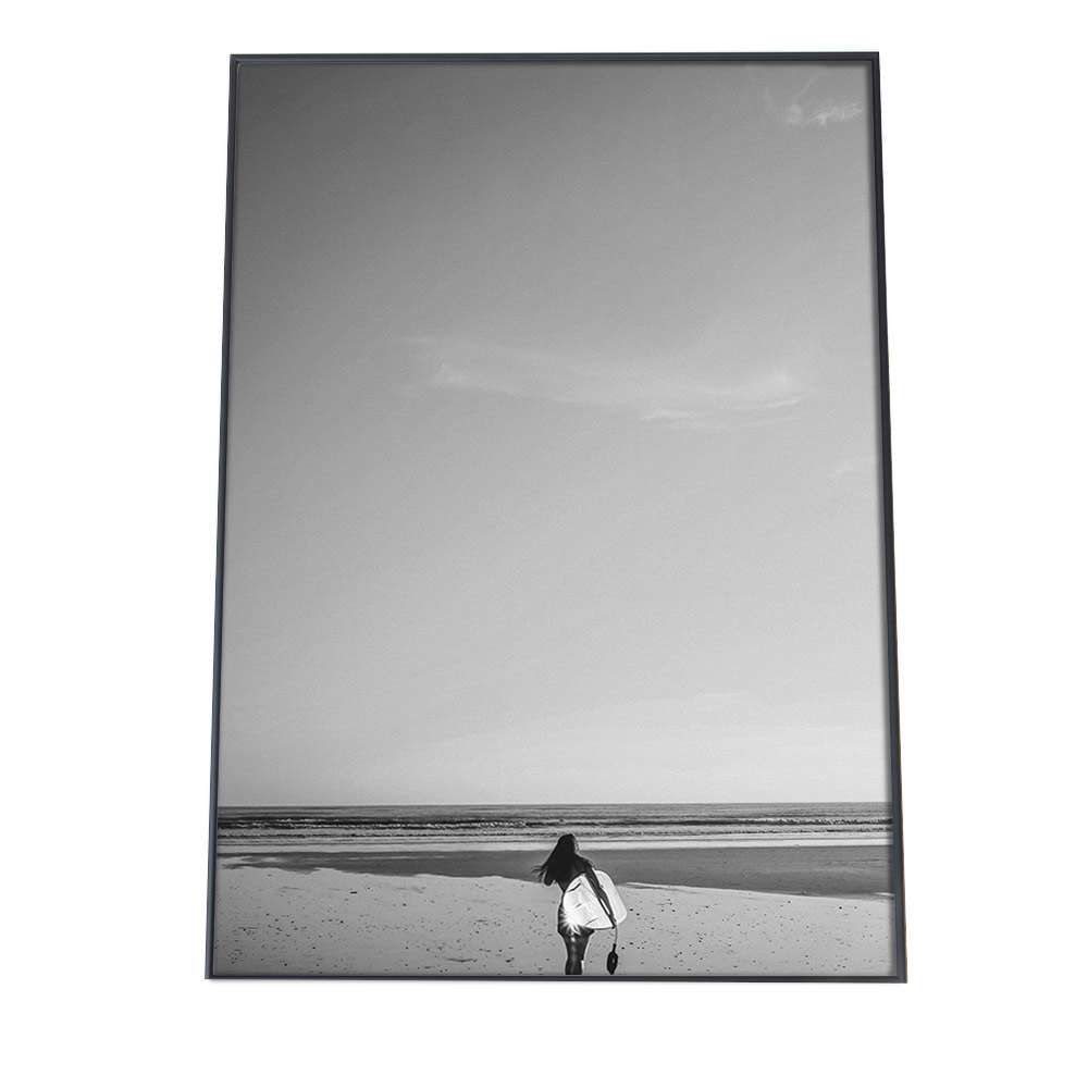 ウォールデコレーション 【B4サイズ（約25x36cm）】【pbb-poster-5036】サーフ 白黒 女性 サーファー ポスター  ポスター フォト フレーム オシャレ アート モダン シンプル オシャレ お洒落  特大 大きい 小さい 縦
