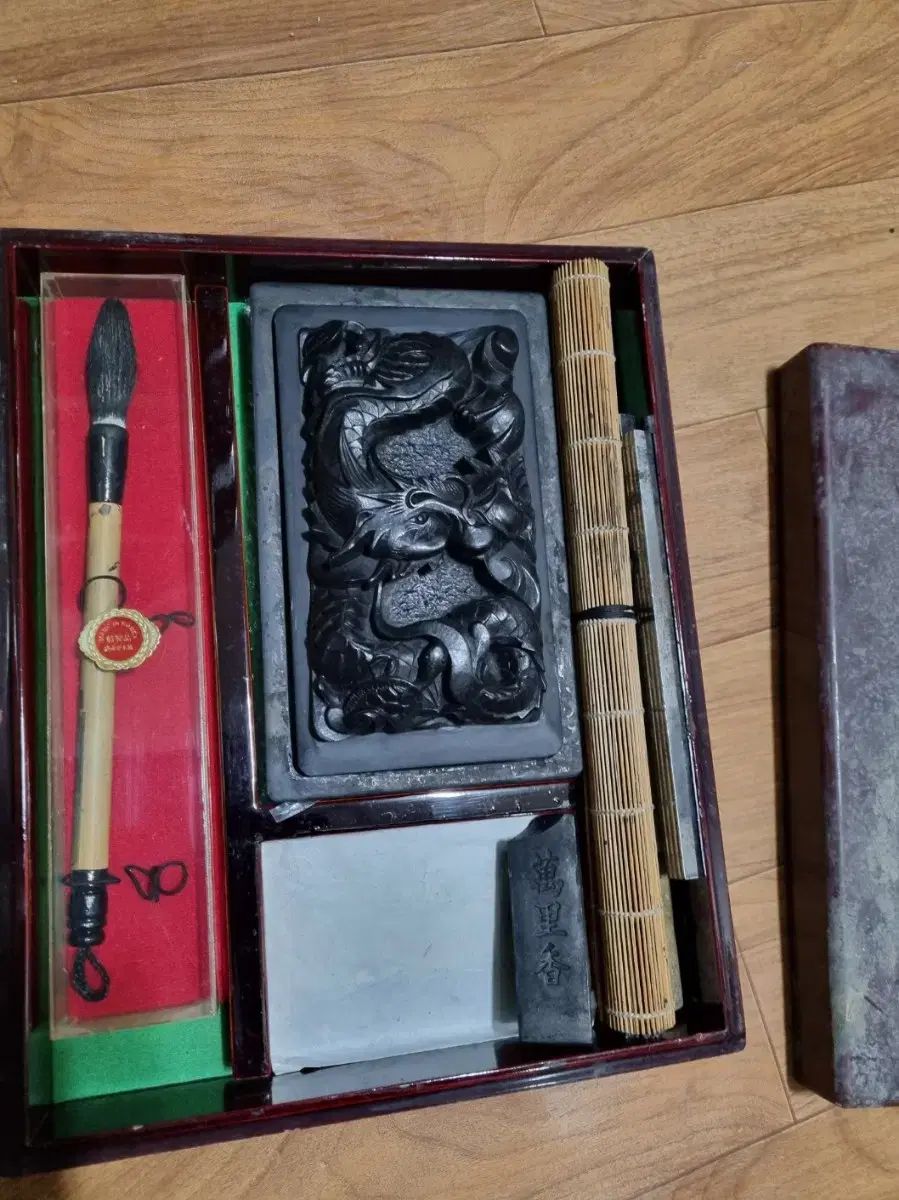 ○【中国美術】粉彩 黄地花文 瓶 景徳鎮製 赤絵 花瓶 清朝様式 骨董