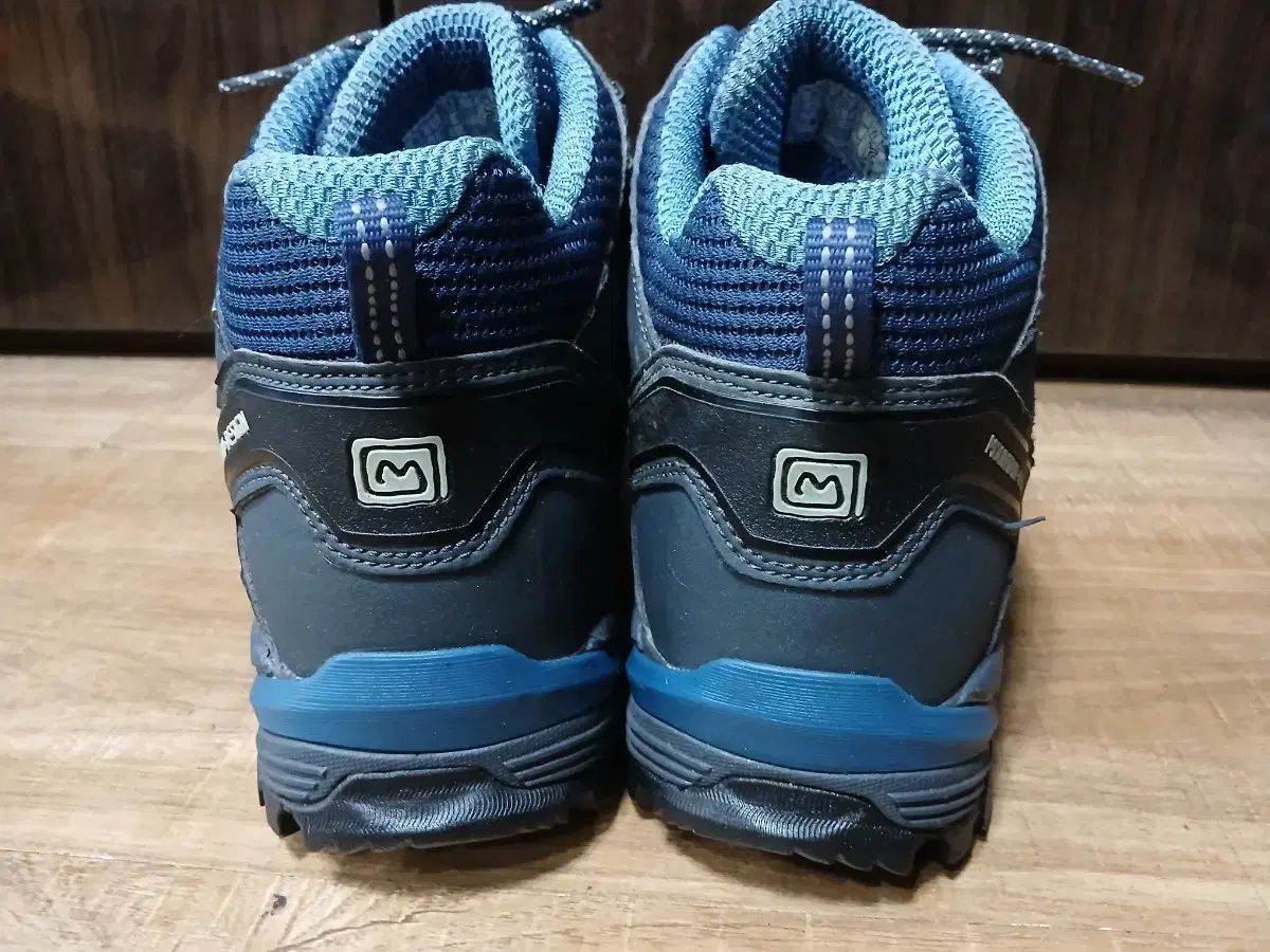 マウンティア登山靴
