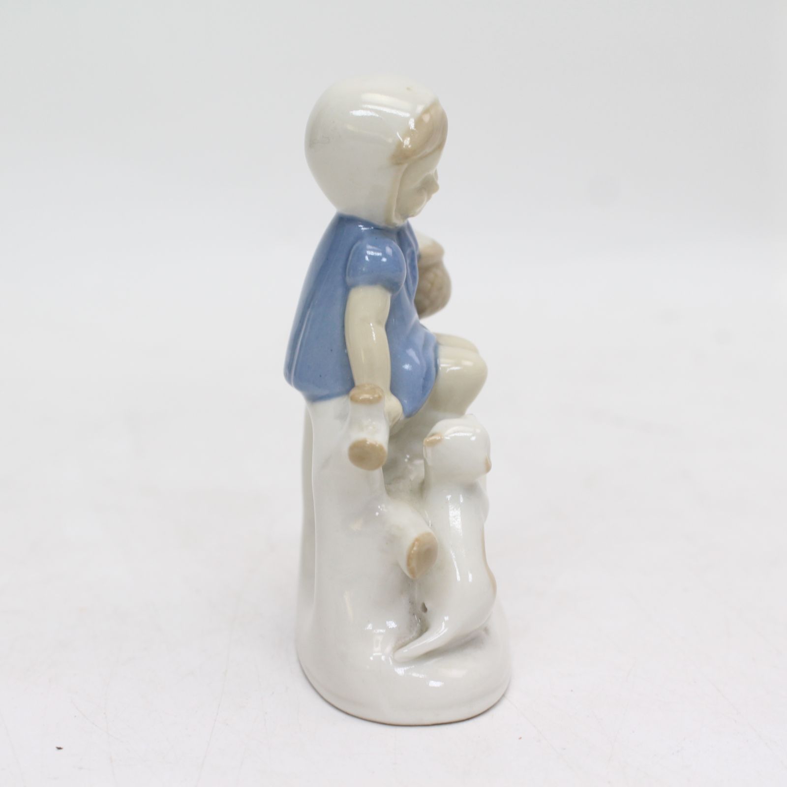 103)ロイヤルコペンハーゲン 少女と犬の陶器 フィギュア - メルカリ