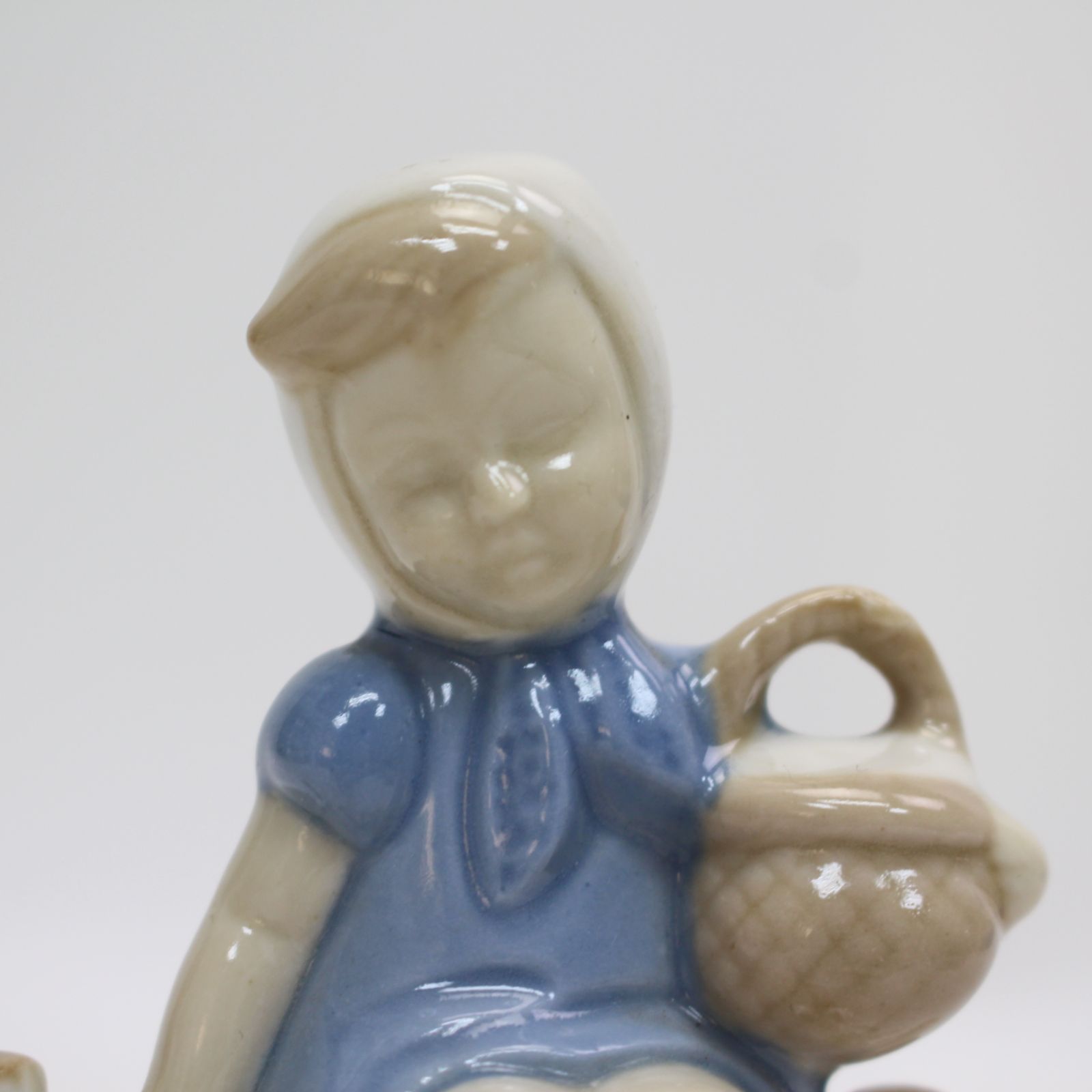 103)ロイヤルコペンハーゲン 少女と犬の陶器 フィギュア - メルカリ