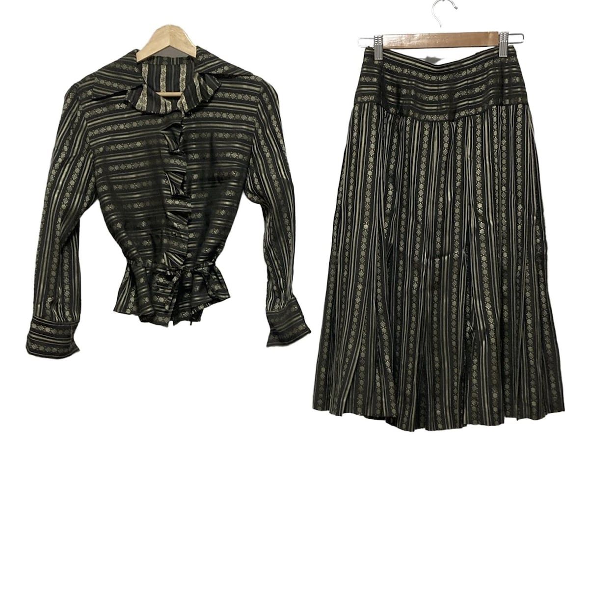 HIROKO KOSHINO ヒロココシノ スカートセットアップ レディース カーキ ベージュ ストライプ ボーダー プリーツ