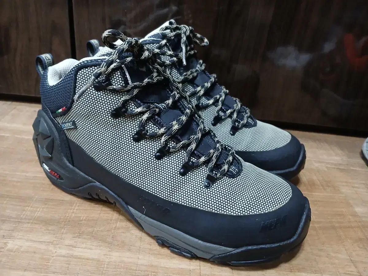 トレッキングシューズ