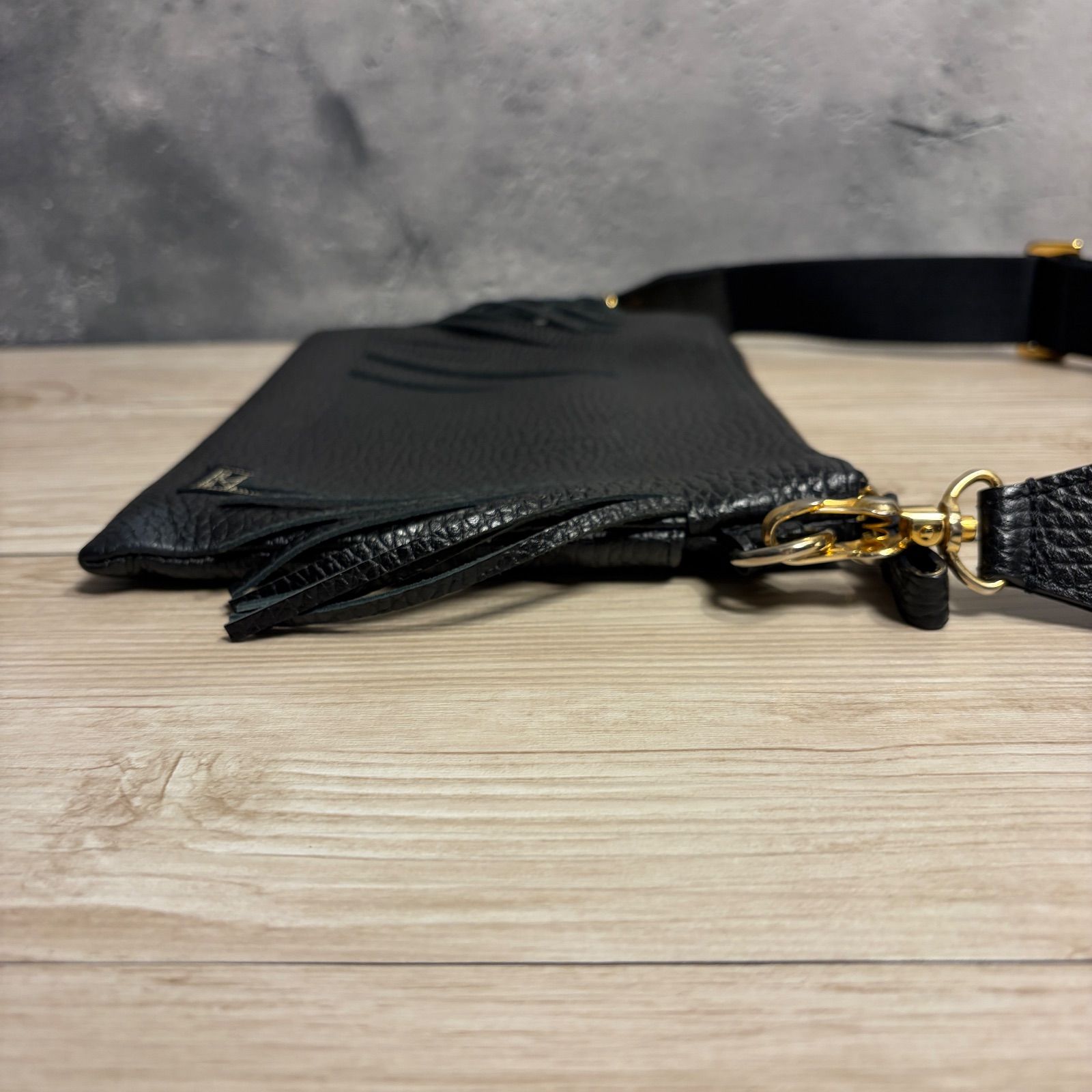 レザーショルダーバッグ ブラック