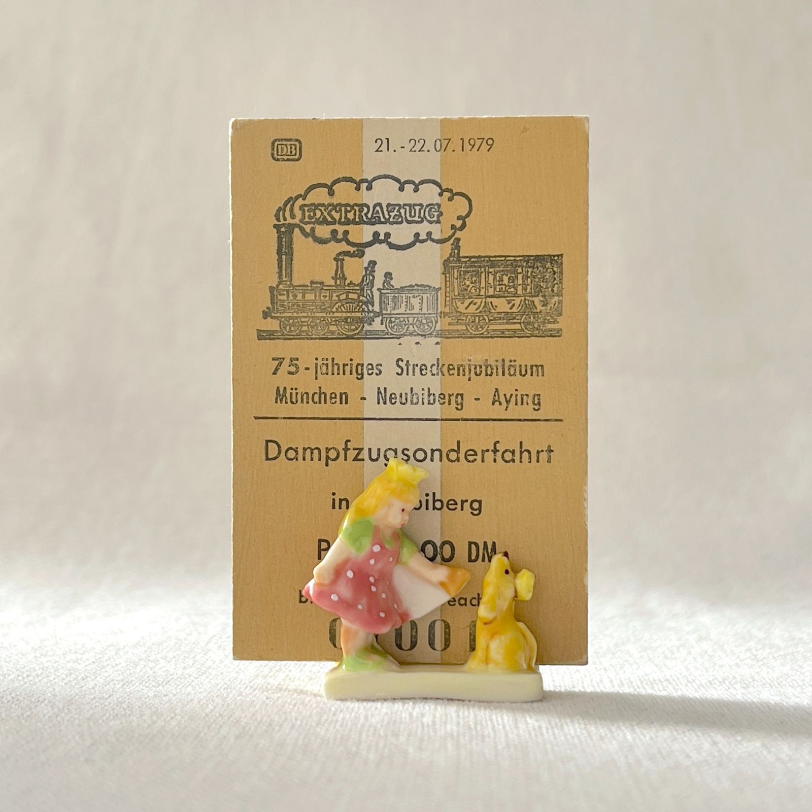 フェーヴ 王冠の女の子と犬 カード立て フランス フェーブ ミニチュア