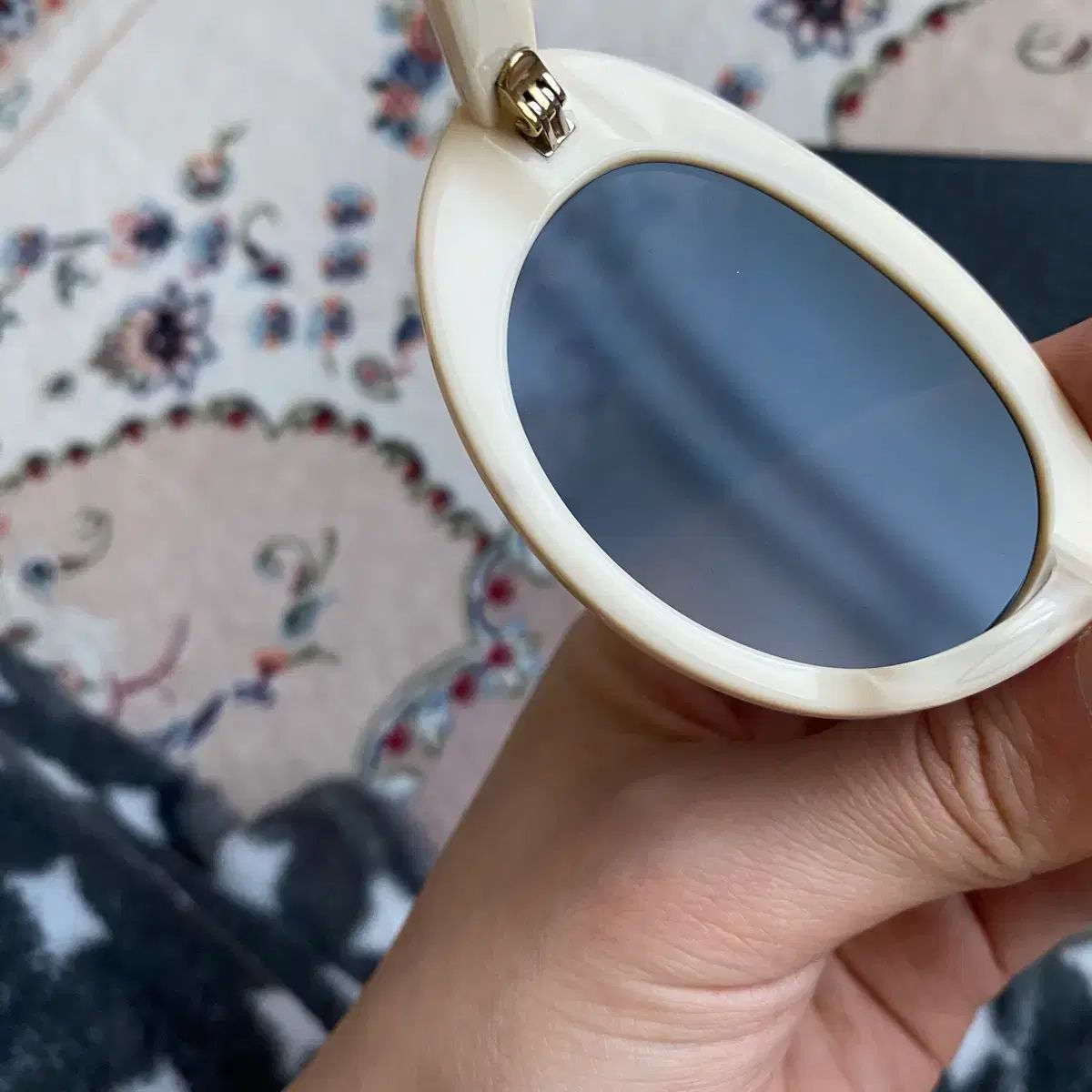 ナオミ サングラス