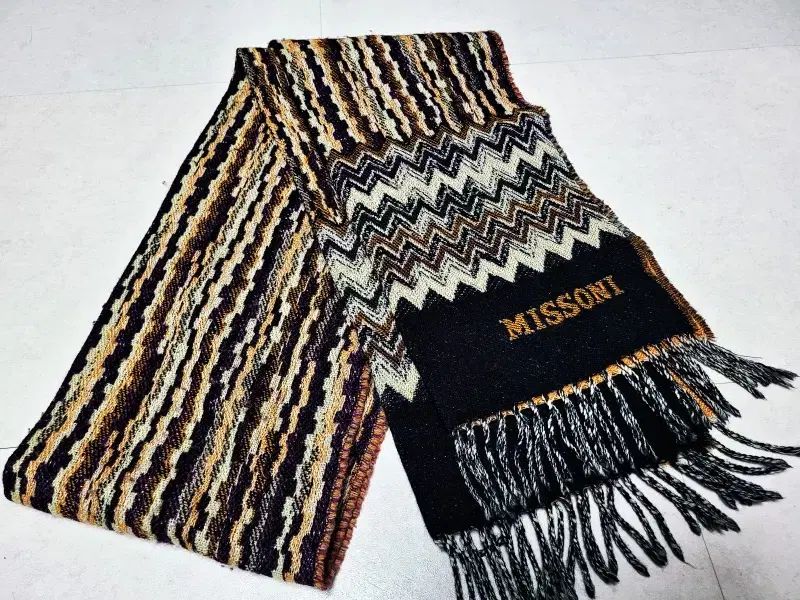 ミッソニ GOLDララベル メイドイン イタリー 純ウールニット マフラー