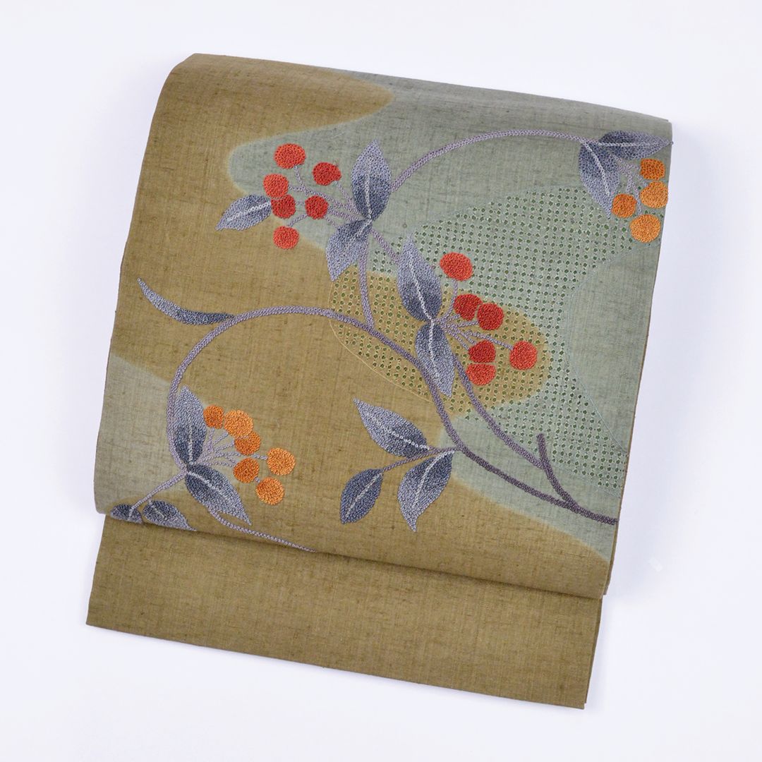 高級 名古屋帯 正絹 お太鼓柄 相良刺繍 中国刺繍 付け下げ 色無地 美品】リサイクル 名古屋帯 お太鼓柄 カーキ色 植物 スワトウ刺繍 相良