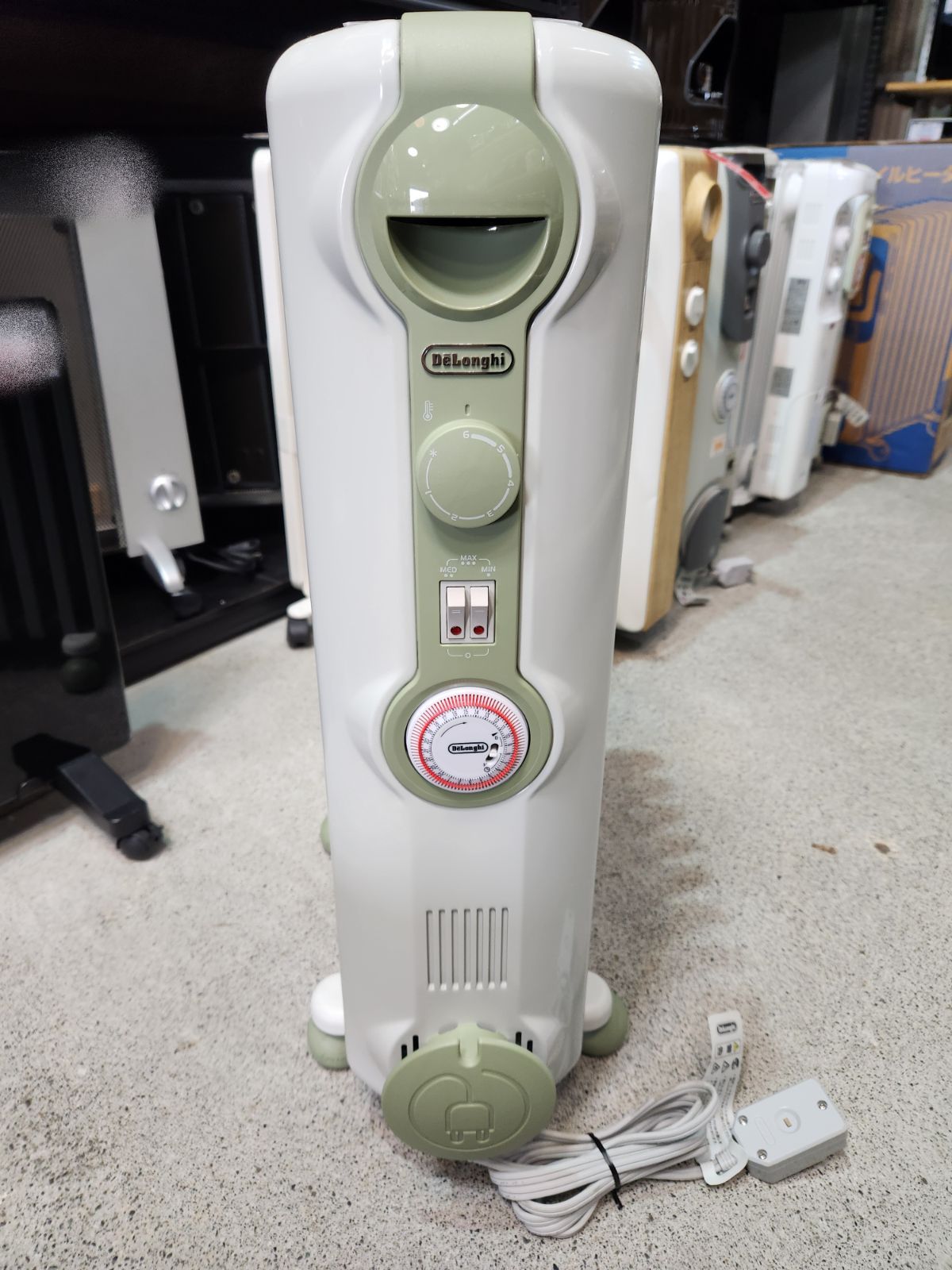 DeLonghi デロンギ オイルヒーター JR0812-GR 北欧グリーン 70℃低表面 