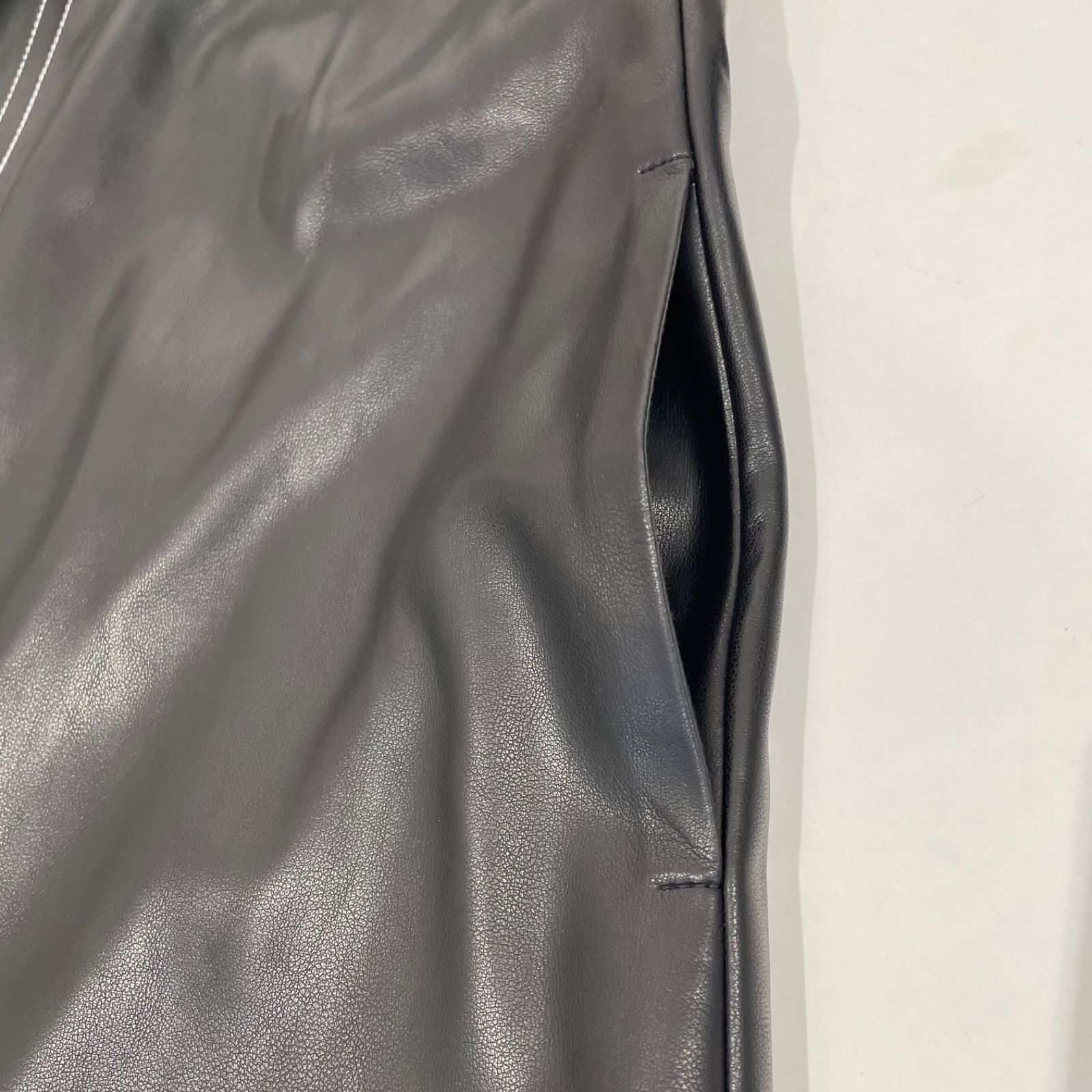 MACPHEE マカフィー レザーライク キャミソールワンピース 黒 ブラック サイズ36 24年製 定価¥30800 合皮 ステッチ 前スリット レディース 冬 ゴーゴー古 2917 通勤対応 キャミワンピース 