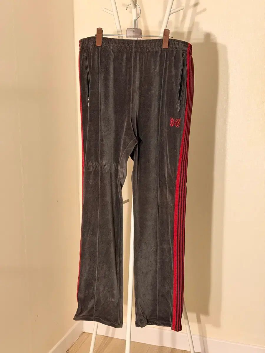 L ニードルズ トラックパンツ ナロー チャコール バーガンディ