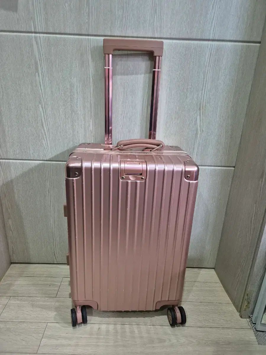 20インチ下白キャリアー 旅行用キャリー