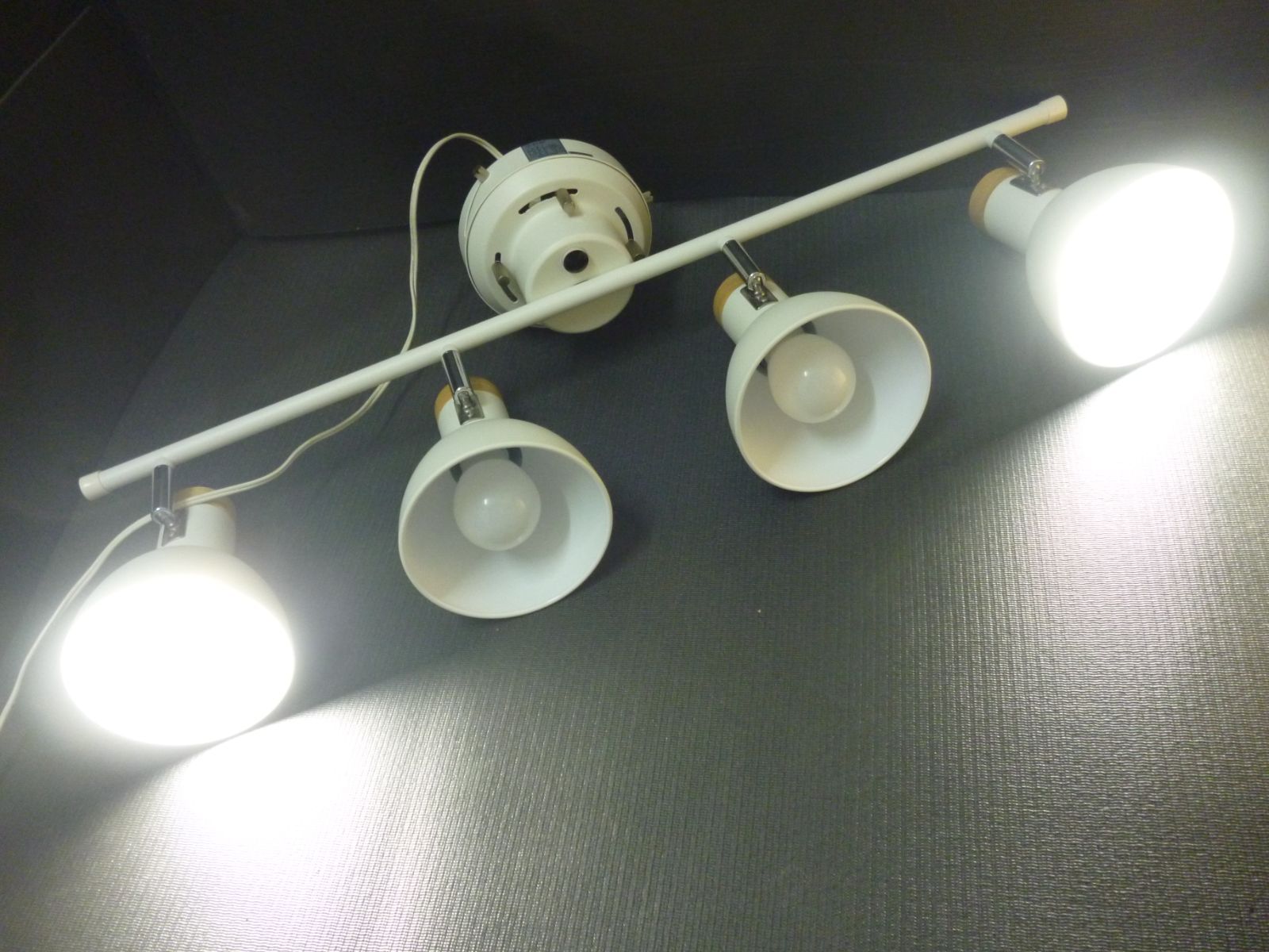 中古品 NITORI ニトリ 4連シーリングライト メストロ 4RC ホワイト