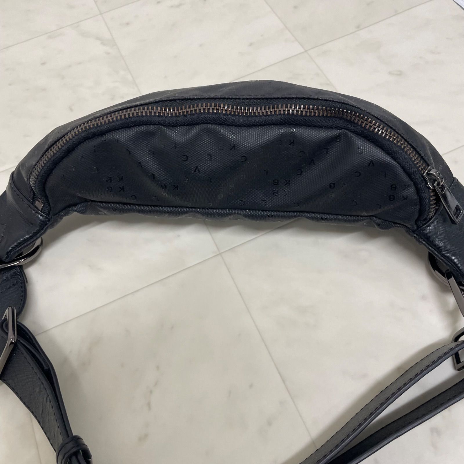 BLVCK Paris (ブラックパリ) ボディバッグ ブラック BLVCK PARIS ブラックパリ ボディバッグ ブラック ロゴ入り クロス