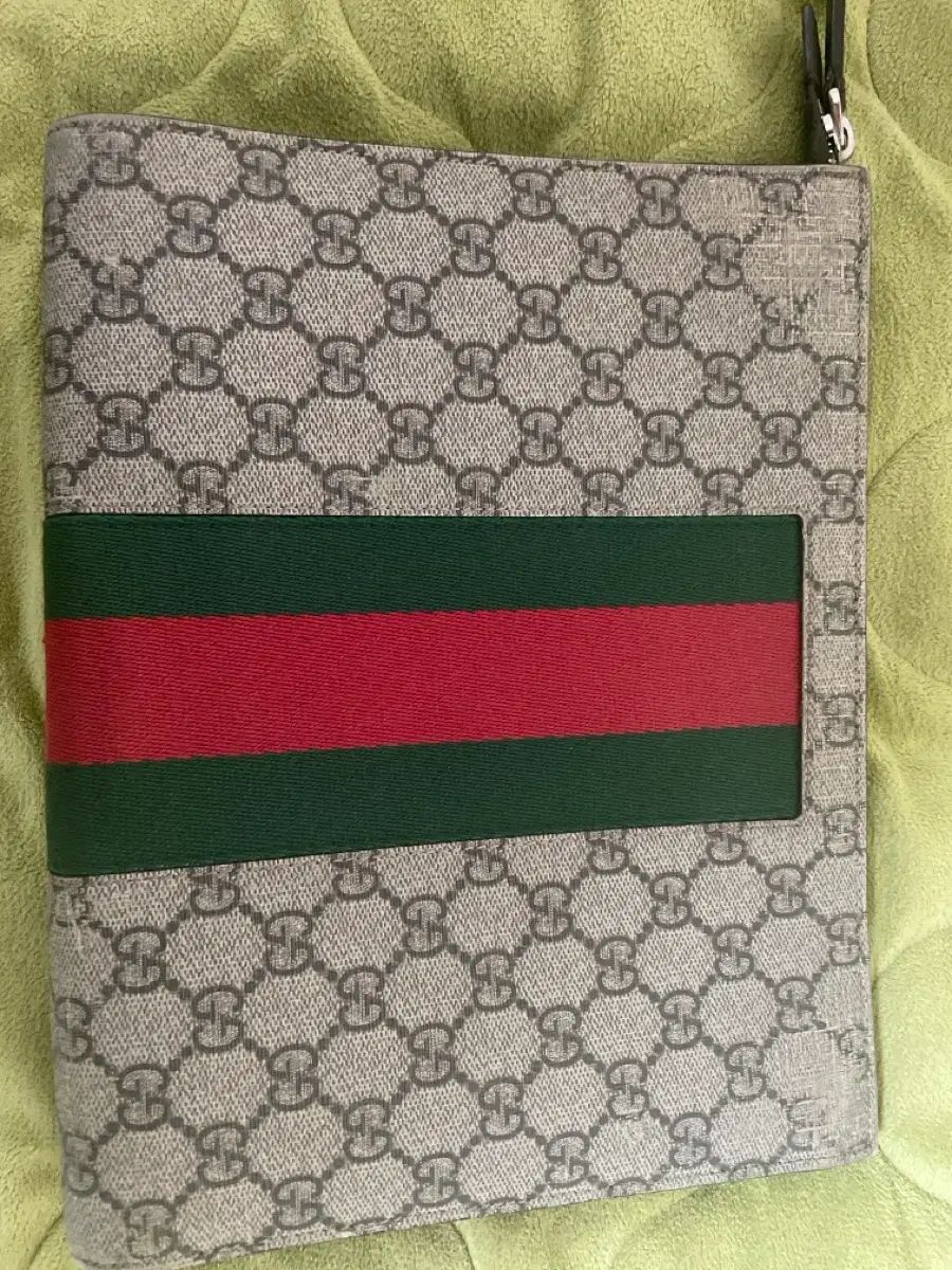 グッチ GG Supreme クラッチバッグ