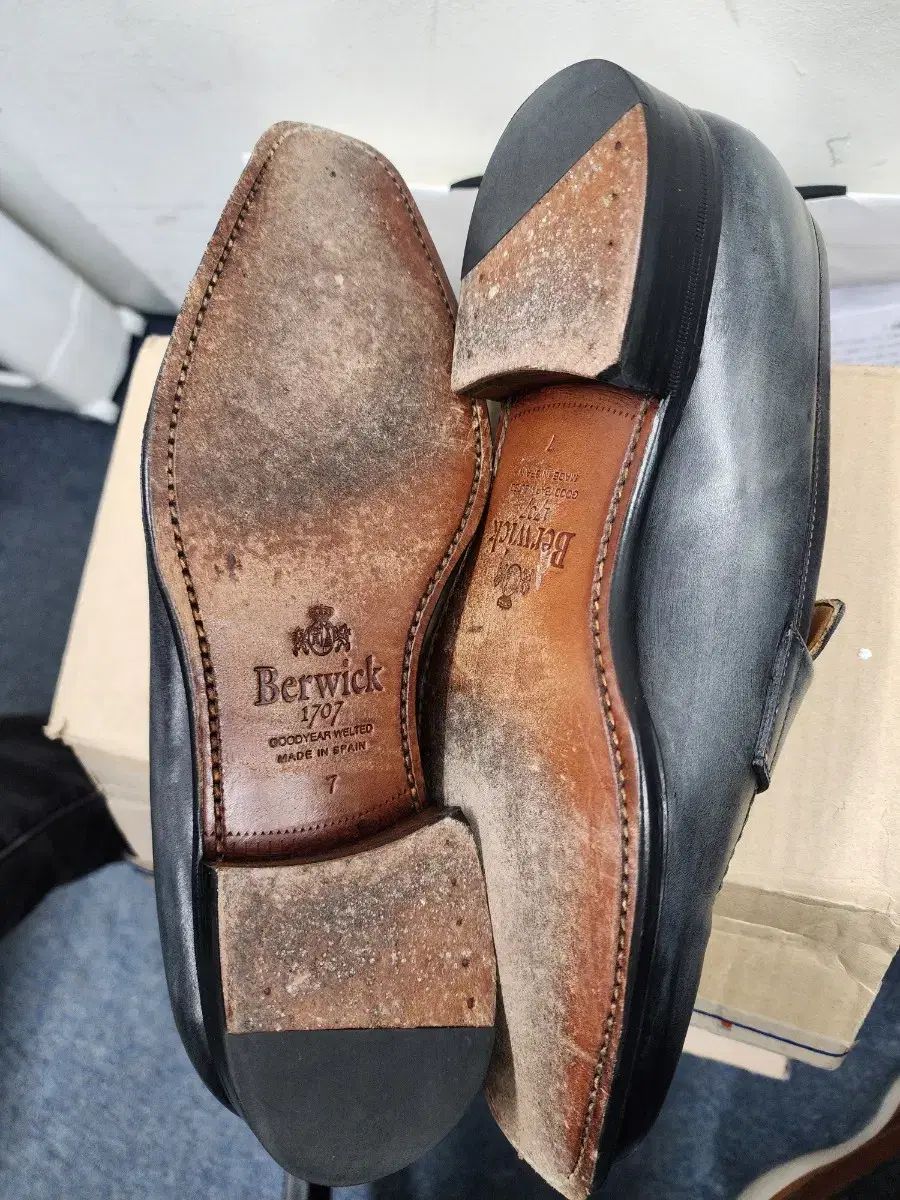 赤底 ローファー