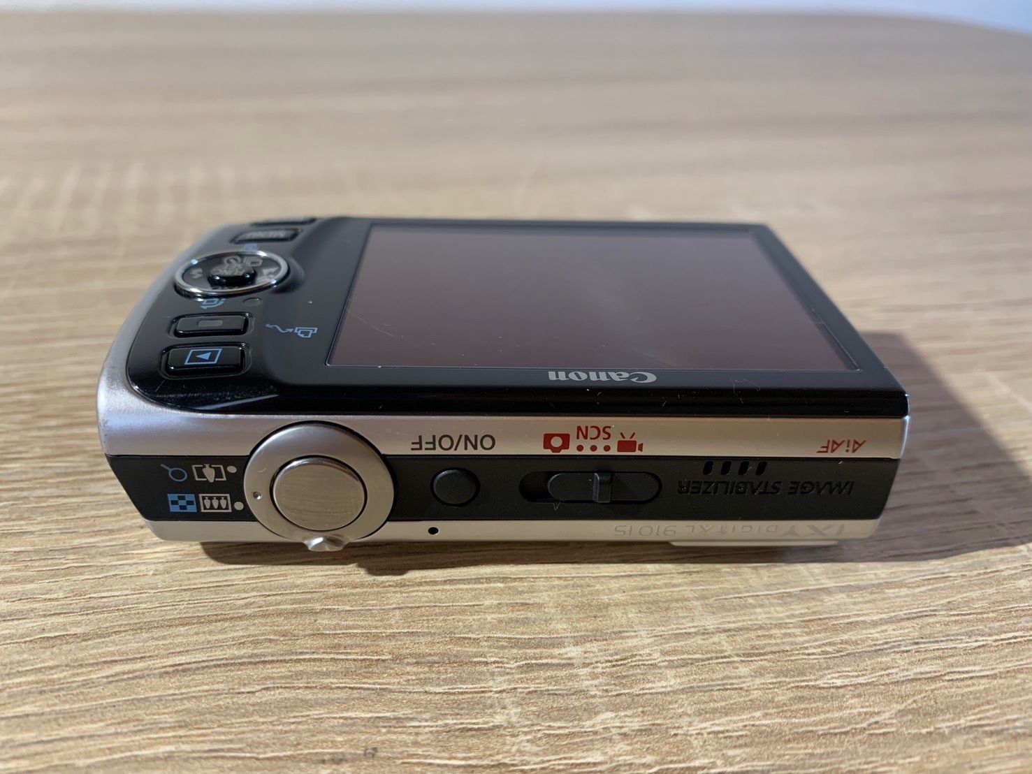 シルバー デジカメ