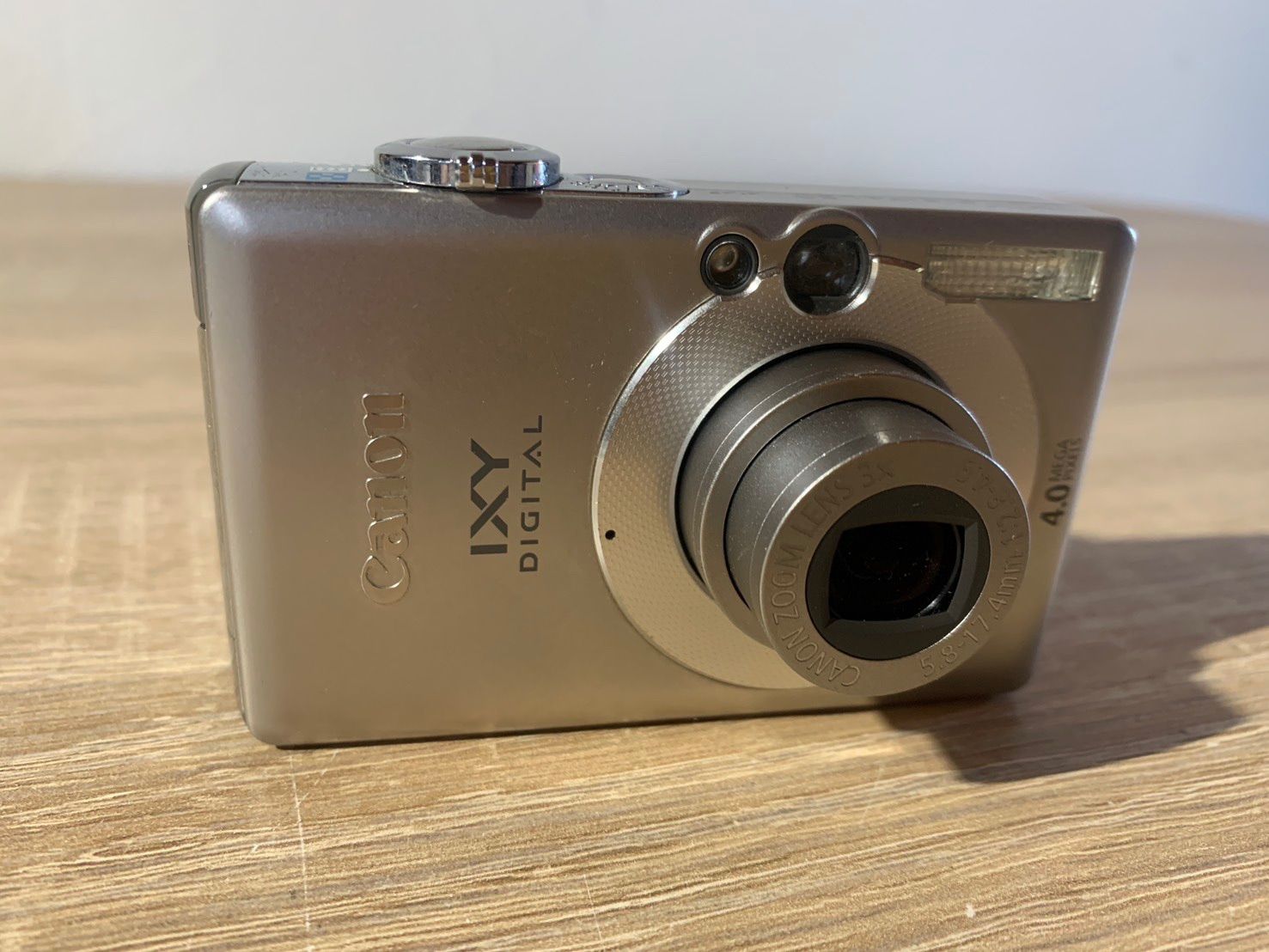 シルバー デジカメ